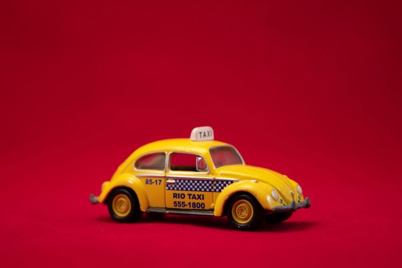 تصویر یک تاکسی برای یادداشت «تاکسی‌ها به بهشت می‌روند» از رضا غیابی