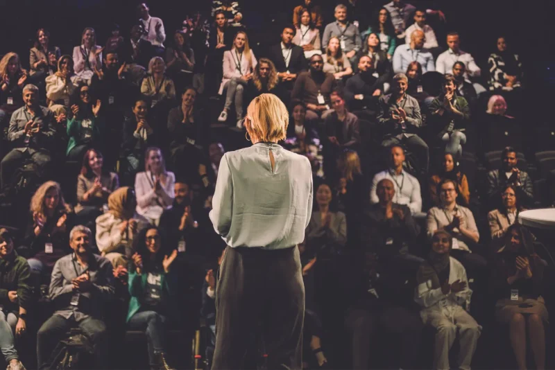 جلد رسمی گزارش OECD با عنوان «پر کردن شکاف مالی کارآفرینان زن»، منتشرشده در سال ۲۰۲۵؛ مطالعهای جهانی درباره دسترسی زنان به منابع مالی و نقش ایران در آن.