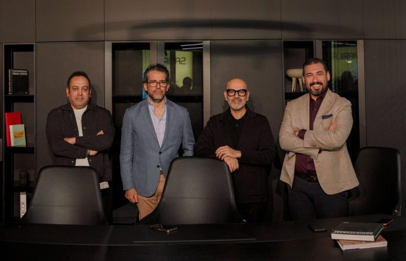 دکتر علی خادمزاده، دکتر رامین حیدری فاروقی, دکتر داروین صبوری و دکتر رضا غیابی؛ سخنرانان و میزبان پنل طراحیِ زندگی، زیستنِ طراحی که روز ۲۵ آبانماه ۱۴۰۴ با حمایت شرکت ساجیران در ساجیران استور برگزار شد.